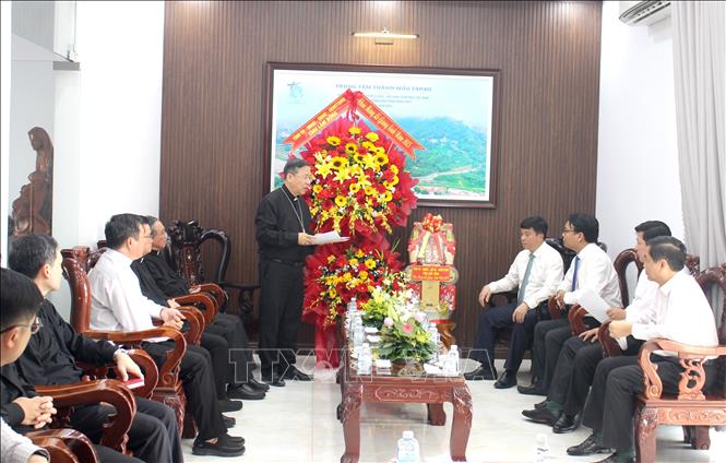 Giám mục Đỗ Mạnh Hùng (đứng), Giám mục chính tòa Giáo phận Phan Thiết, thông tin về một số hoạt động, sự kiện Công giáo tại tỉnh Lâm Đồng. Ảnh: Hồng Hiếu - TTXVN