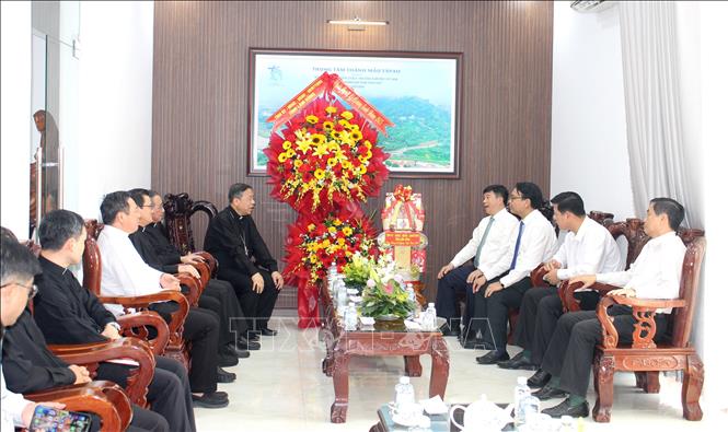 Đoàn công tác gửi lời chúc mừng tới Giám mục Đỗ Mạnh Hùng cùng các vị linh mục và đồng bào Công giáo một mùa Giáng sinh an lành. Ảnh: Hồng Hiếu - TTXVN