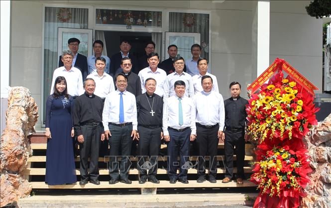 Đoàn công tác Tỉnh ủy, HĐND, UBND, UB MTTQ Việt Nam tỉnh Lâm Đồng thăm, chúc mừng Tòa Giám mục Giáo phận Phan Thiết. Ảnh: Hồng Hiếu - TTXVN