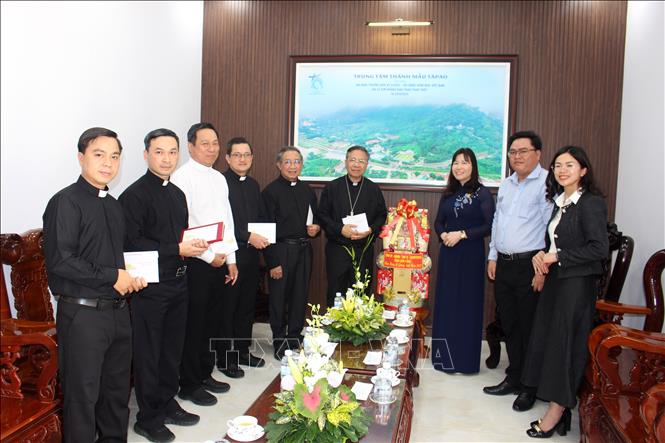 Bà Hà Thị Hạnh (thứ 3, từ phải sang), Phó Chủ tịch Ủy ban MTTQ Việt Nam tỉnh Lâm Đồng, cùng đoàn công tác đến thăm, chúc mừng Tòa Giám mục Giáo phận Phan Thiết. Ảnh: Hồng Hiếu - TTXVN