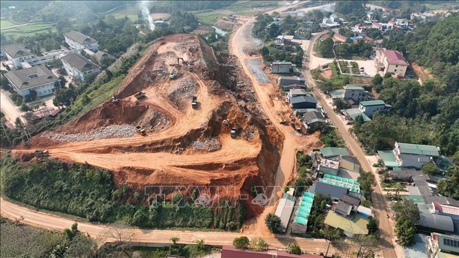 Khu tái định cư Trung Sơn đang tập trung máy móc san gạt, giải phóng mặt bằng. Ảnh: Hoàng Hải - TTXVN