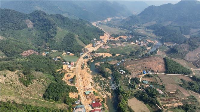 Đường Hồ Chí Minh đoạn qua xã Hùng Lợi (Tuyên Quang) đang được các đơn vị thi công đẩy nhanh tiến độ trên toàn tuyến. Ảnh: Hoàng Hải - TTXVN
