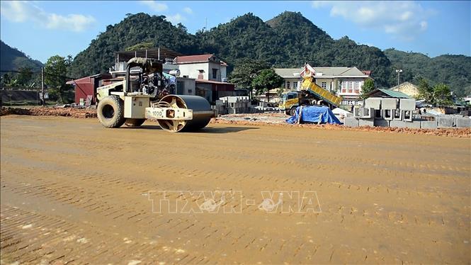 Các đơn vị thi công đang tập trung máy móc đẩy nhanh hoàn thiện hạ tầng khu tái định cư Hùng Lợi (Tuyên Quang). Ảnh: Hoàng Hải - TTXVN