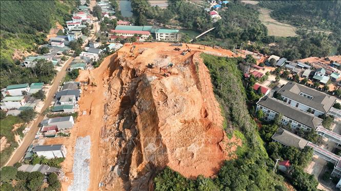 Khu tái định cư Trung Sơn đang tập trung máy móc san gạt, giải phóng mặt bằng. Ảnh: Hoàng Hải - TTXVN