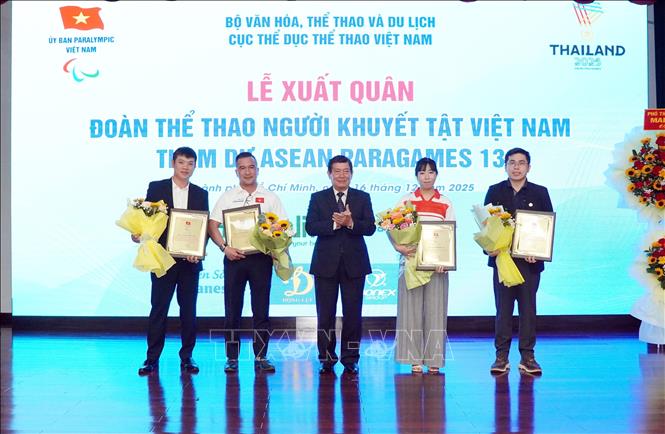 Tặng Bằng khen và hoa tới các đơn vị đồng hành cùng Đoàn Thể thao Người khuyết tật Việt Nam. Ảnh: Trung Tuyến – TTXVN