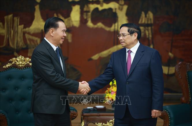 Thủ tướng Phạm Minh Chính tiếp Bộ trưởng Bộ Giáo dục và Thể thao Lào Thongsalith Mangnormek. Ảnh: Dương Giang-TTXVN 
