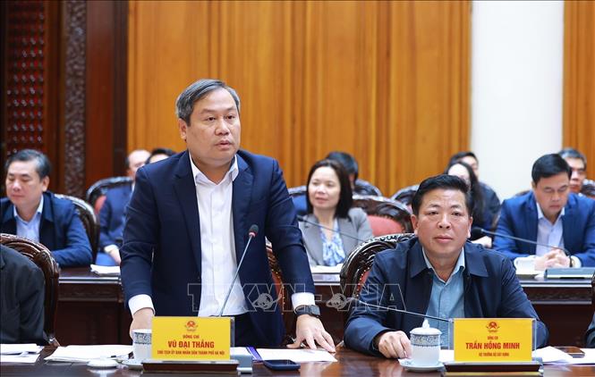 Chủ tịch UBND Thành phố Hà Nội Vũ Đại Thắng báo cáo công tác chuẩn bị tổ chức Lễ khởi công, khánh thành các công trình, dự án của Hà Nội. Ảnh: Dương Giang – TTXVN
