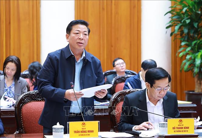 Bộ trưởng Bộ Xây dựng Trần Hồng Minh báo cáo công tác chuẩn bị tổ chức Lễ khởi công, khánh thành, thông xe kỹ thuật các công trình, dự án. Ảnh: Dương Giang – TTXVN