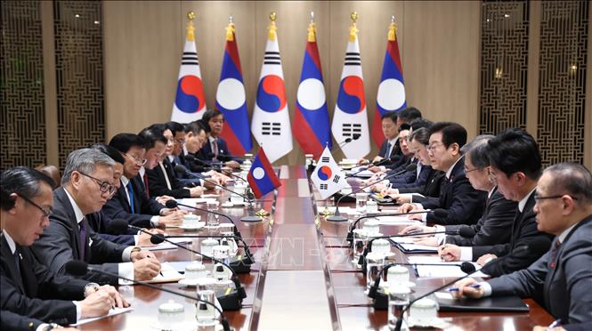 Tổng thống Hàn Quốc Lee Jae Myung và Chủ tịch nước Lào Thongloun Sisoulith tại cuộc hội đàm ở Seoul ngày 15/12/2025. Ảnh: Yonhap/TTXVN