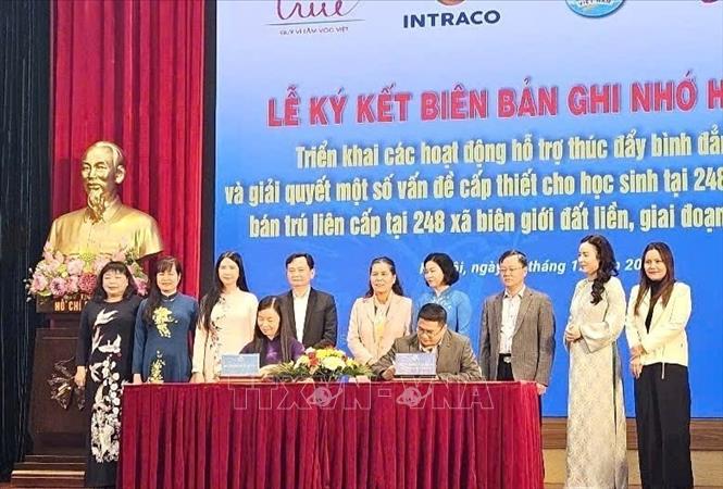 Các đại biểu ký kết hợp tác triển khai các hoạt động thúc đẩy bình đẳng giới và giải quyết một số vấn đề cấp thiết cho học sinh tại 248 trường nội trú, bán trú liên cấp tiểu học và trung học cơ sở tại 248 xã biên giới, đất liền, giai đoạn 2026 - 2027. Ảnh: Phúc Hằng - TTXVN