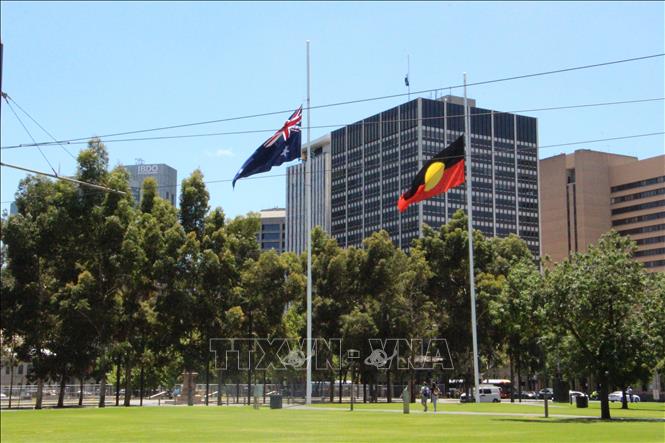Treo cờ rủ tại Quảng trường Victoria ở Adelaide, Australia để tưởng niệm các nạn nhân trong vụ xả súng, ngày 15/12/2025. Ảnh: THX/TTXVN