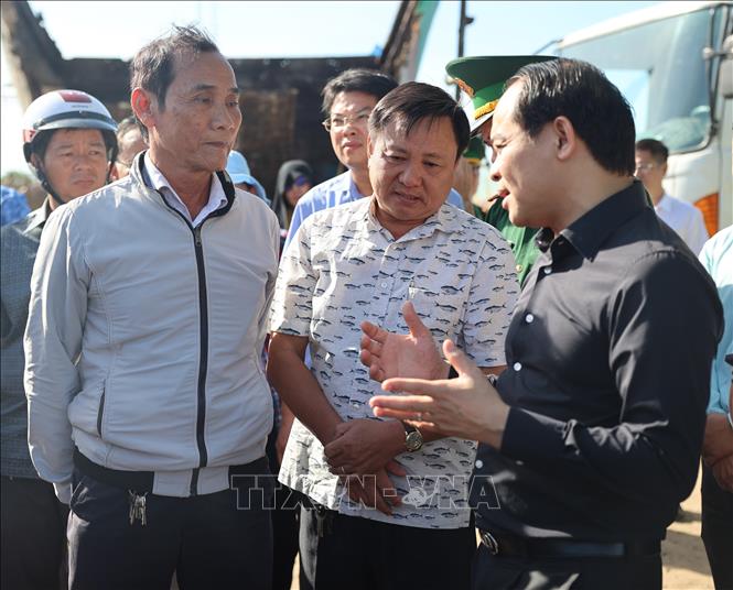 Ông Nguyễn Quốc Đoàn, Ủy viên Trung ương Đảng, Phó Tổng Thanh tra Thường trực Thanh tra Chính phủ làm Trưởng đoàn trao đổi với các Trưởng Ban điều hành ấp đang quản lý số tàu không đủ điều kiện ra khơi. Ảnh: Hoàng Nhị - TTXVN