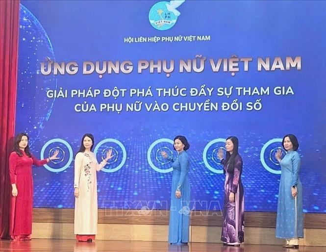 Các đại biểu nhấn nút khởi động ứng dụng 