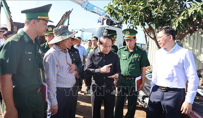 Đoàn công tác của Thanh tra Chính phủ kiểm tra tại các tàu cá tại xã Long Hải. Ảnh: Hoàng Nhị - TTXVN