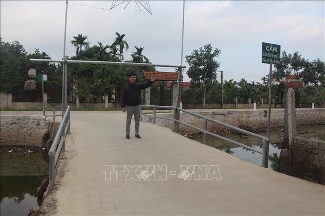 Cây cầu hoàn thành đưa vào sử dụng, trở thành minh chứng sinh động cho tinh thần đoàn kết, đồng lòng của đồng bào giáo dân trong xây dựng nông thôn mới. Ảnh: Khiếu Tư-TTXVN
