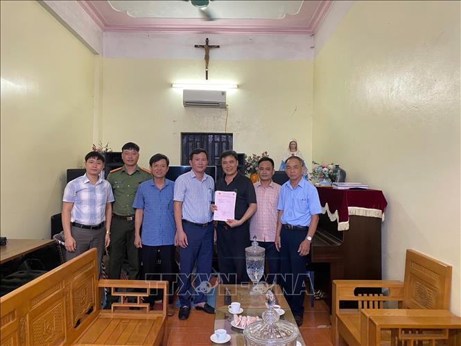 Xã Hồ Vương hoàn thiện hồ sơ, cấp bổ sung quỹ đất cho hai giáo xứ Vĩnh Thiện và Phúc Lạc, tạo điều kiện để các giáo xứ xây dựng các công trình phục vụ sinh hoạt tôn giáo, đáp ứng nhu cầu chính đáng của giáo dân. Ảnh: Khiếu Tư-TTXVN
