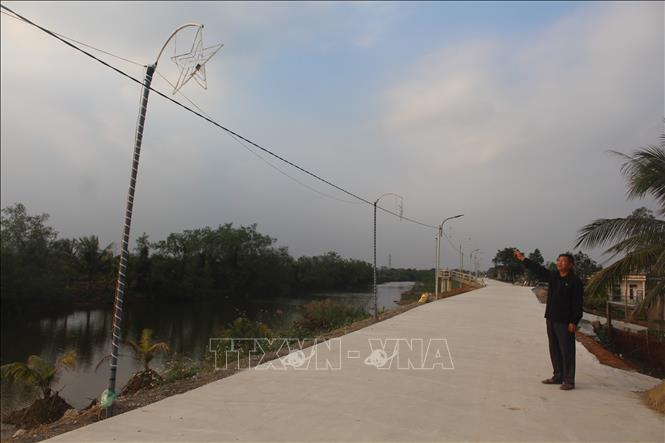 Đồng bào công giáo thôn Tân Tiến, xã Nga An tự nguyện đóng góp hoàn thiện 2.500 đường điện chiếu sáng trong thôn. Ảnh: Khiếu Tư-TTXVN
