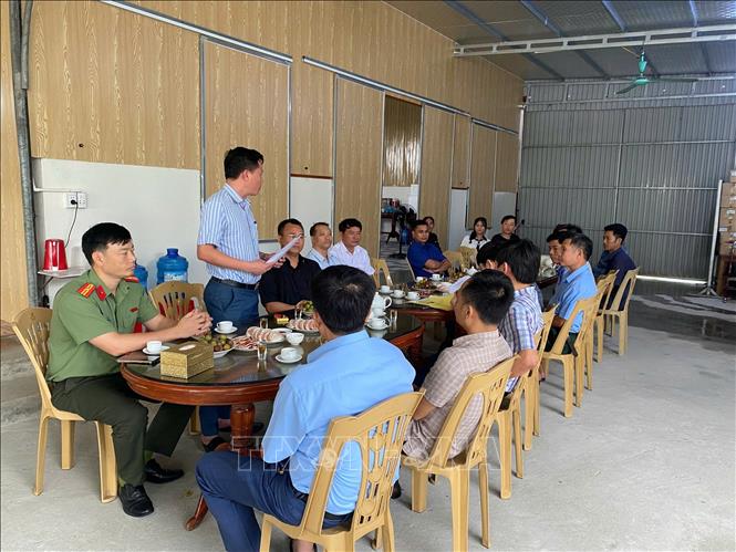 Chính quyền xã Hồ Vương tổ chức gặp mặt cuối năm các linh mục, đại diện giáo xứ, giáo họ, bí thư chi bộ, trưởng thôn... qua đó tăng cường sự gắn bó, đoàn kết trong cộng đồng dân cư. Ảnh: Khiếu Tư-TTXVN