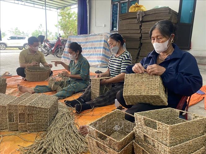 Bà con công giáo xã Hồ Vương có công ăn việc làm ổn định từ nghề truyền thống. Ảnh: Khiếu Tư-TTXVN 