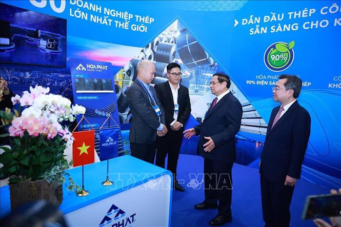Thủ tướng Phạm Minh Chính tham quan trưng bày sản phẩm trong lĩnh vực sản xuất thép. Ảnh: Dương Giang-TTXVN
