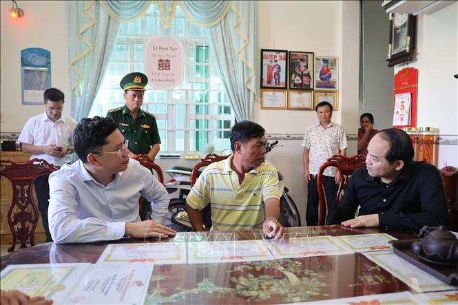 Ông Nguyễn Quốc Đoàn (ngồi, phải), Ủy viên Trung ương Đảng, Phó Tổng Thanh tra Thường trực Thanh tra Chính phủ, thăm hỏi gia đình ngư dân Nguyễn Văn Liêm, xã Long Hải. Ảnh: Hoàng Nhị - TTXVN