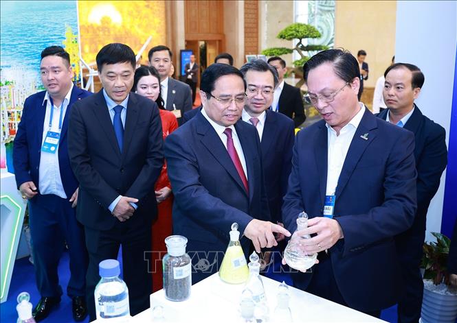 Thủ tướng Phạm Minh Chính tham quan trưng bày sản phẩm chuyển đổi xanh tại Diễn đàn Kinh tế Việt Nam 2025, triển vọng 2026. Ảnh: Dương Giang-TTXVN
