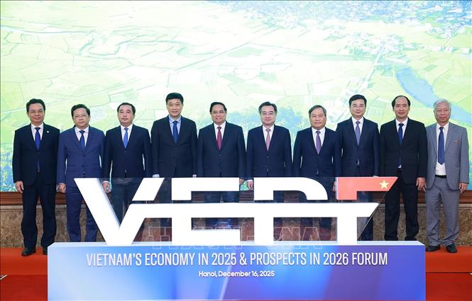 Thủ tướng Phạm Minh Chính và các đại biểu tham dự Diễn đàn Kinh tế Việt Nam 2025, triển vọng 2026. Ảnh: Dương Giang-TTXVN
