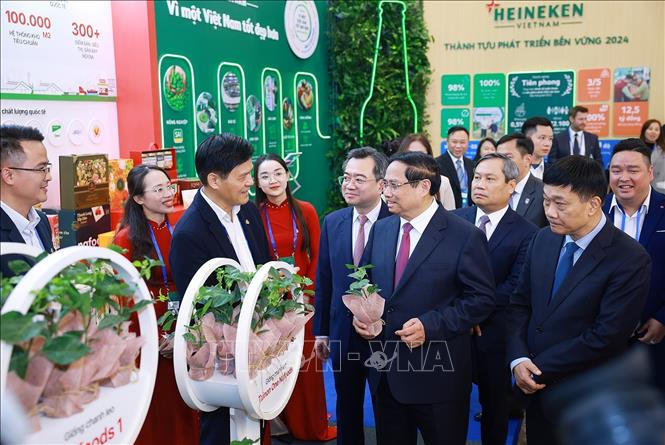 Thủ tướng Phạm Minh Chính tham quan trưng bày sản phẩm chuyển đổi xanh tại Diễn đàn Kinh tế Việt Nam 2025, triển vọng 2026. Ảnh: Dương Giang-TTXVN
