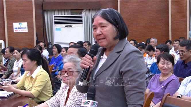 Cử tri Trần Thị Quỳnh Mai (phường Dĩ An) phản ánh một số vướng mắc trong thực hiện Luật Đất đai tại buổi tiếp xúc. Ảnh: Huyền Trang - TTXVN
