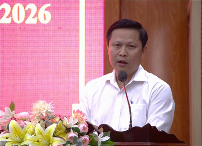 Ông Võ Trọng Tài, Chủ tích UBND phường Đông Hòa, Thành phố Hồ Chí Minh, phát biểu tại buổi tiếp xúc. Ảnh: Huyền Trang - TTXVN