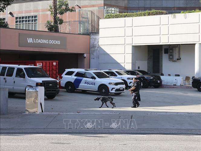 Nhân viên Bộ An ninh Nội địa Mỹ tuần tra bên ngoài trung tâm giam giữ tội phạm ở Los Angeles, California, ngày 15/12/2025. Ảnh: THX/TTXVN