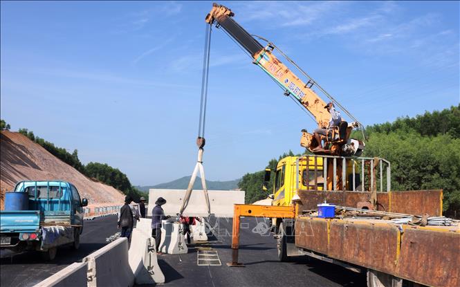 Lắp đặt giải phân cách cứng trên toàn tuyến. Ảnh: Quốc Khánh - TTXVN