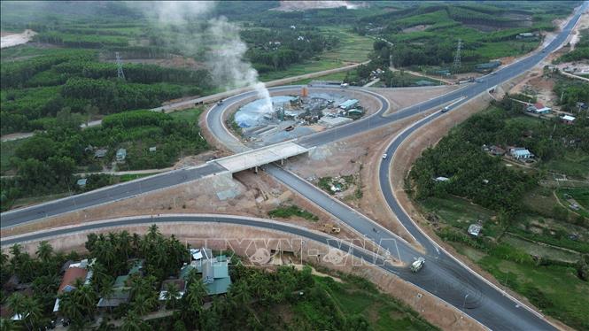 Dự án cao tốc Quảng Ngãi - Hoài Nhơn dài 88km sẵn sàng thông tuyến trước ngày 19/12. Ảnh: Quốc Khánh - TTXVN