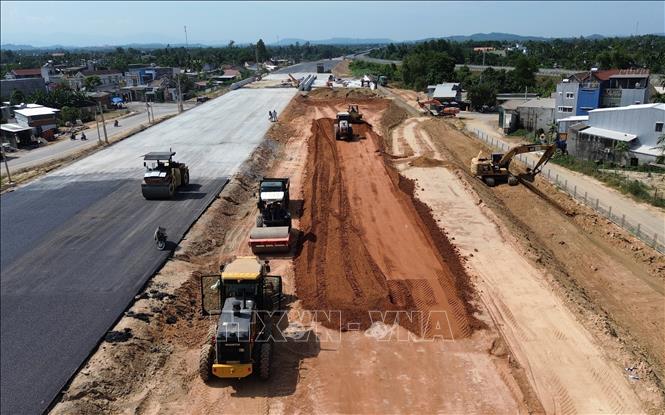 Nhà thầu khẩn trương thi công những mét đường cuối cùng trên toàn tuyến. Ảnh: Quốc Khánh - TTXVN