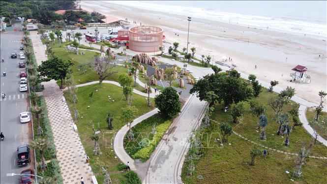 Công viên Thùy Vân được đầu tư xây dựng đồng bộ với hệ thống cây xanh, thảm cỏ, quảng trường mở, tiểu cảnh, mái che nghệ thuật, cổng check-in, vườn đá cùng nhiều tiện ích công cộng hiện đại. Ảnh: Huỳnh Sơn - TTXVN