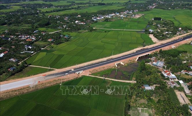 Nhà thầu khẩn trương thi công những mét đường cuối cùng trên toàn tuyến. Ảnh: Quốc Khánh - TTXVN