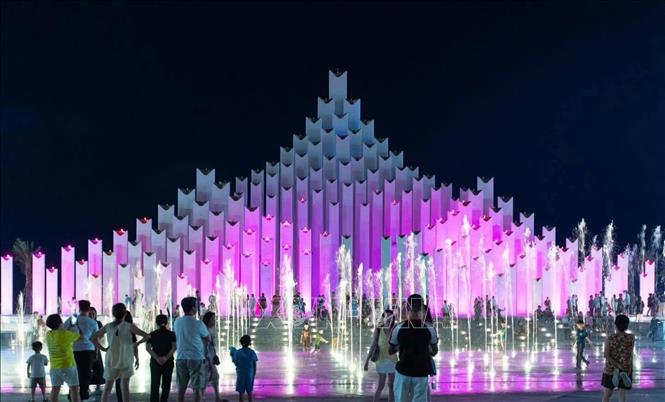 Tháp Tam Thắng gồm hơn 143 trụ tháp, cao từ hơn 3m đến hơn 30m, kết hợp hài hòa với đài phun nước và hệ thống chiếu sáng nghệ thuật lung linh vào ban đêm. Ảnh: Huỳnh Sơn - TTXVN