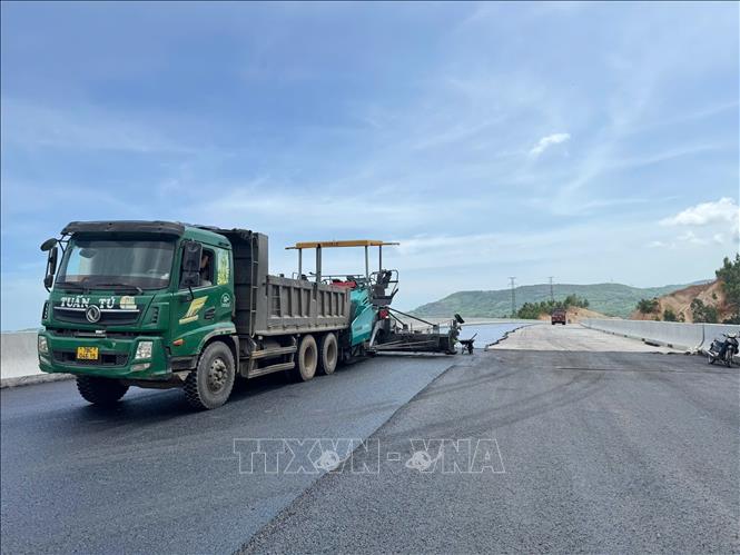 Thi công Cao tốc Bắc - Nam đoạn qua tỉnh Đắk Lắk. Ảnh: Tuấn Anh – TTXVN