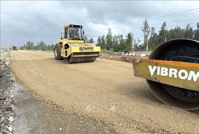 Dự án Tuyến đường bộ ven biển tỉnh Đắk Lắk phấn đấu đưa vào khai thác trong năm 2027. Ảnh: Tuấn Anh - TTXVN