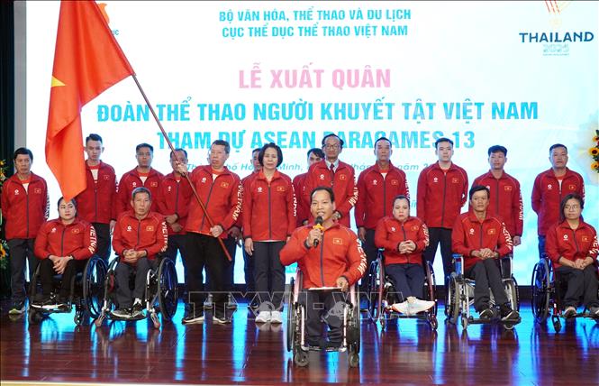 Weightlifter Le Van Cong speaks at the ceremony. VNA Photo: Trung Tuyến 