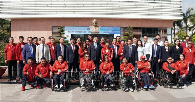  Deputy Prime Minister Mai Van Chinh and the sport delegation. VNA Photo: Trung Tuyến 
