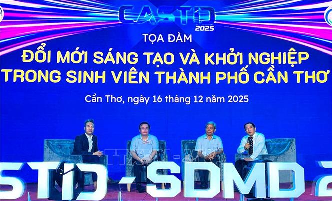 Các chuyên gia giao lưu và trả lời câu hỏi cho sinh viên. Ảnh: Ánh Tuyết - TTXVN