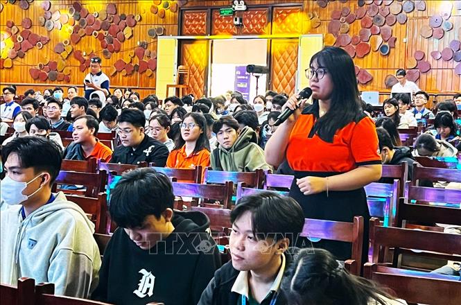 Sinh viên đặt câu hỏi cho chuyên gia tại buổi tọa đàm. Ảnh: Ánh Tuyết - TTXVN