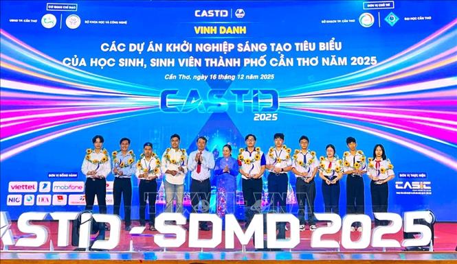 Tuyên dương các sinh viên tiêu biểu trong phong trào khởi nghiệp sáng tạo. Ảnh: Ánh Tuyết - TTXVN