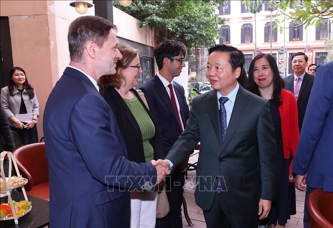 Phó Thủ tướng Trần Hồng Hà với các Đại sứ, Đại biện Liên minh châu Âu và các nước thành viên tại buổi tiếp. Ảnh: Văn Điệp – TTXVN