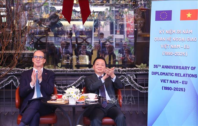 Phó Thủ tướng Trần Hồng Hà và ông Rafael De Bustamante, Đại biện Phái đoàn EU tại Việt Nam. Ảnh: Văn Điệp – TTXVN