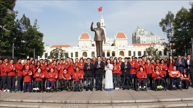  Deputy Prime Minister Mai Van Chinh and the sport delegation. VNA Photo: Trung Tuyến 