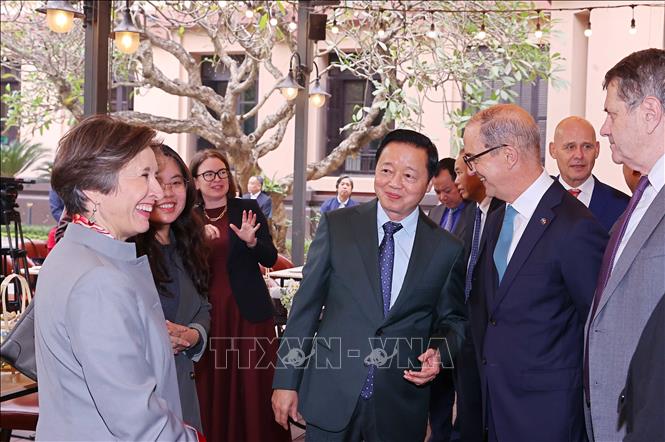 Phó Thủ tướng Trần Hồng Hà với các Đại sứ, Đại biện Liên minh châu Âu và các nước thành viên tại buổi tiếp. Ảnh: Văn Điệp – TTXVN