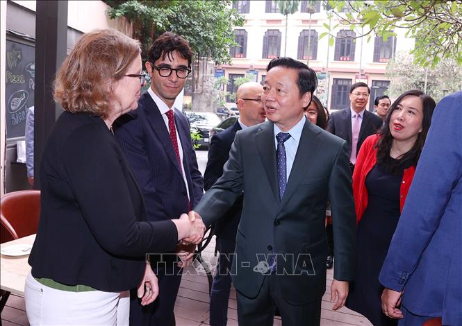 Phó Thủ tướng Trần Hồng Hà với các Đại sứ, Đại biện Liên minh châu Âu và các nước thành viên tại buổi tiếp. Ảnh: Văn Điệp – TTXVN