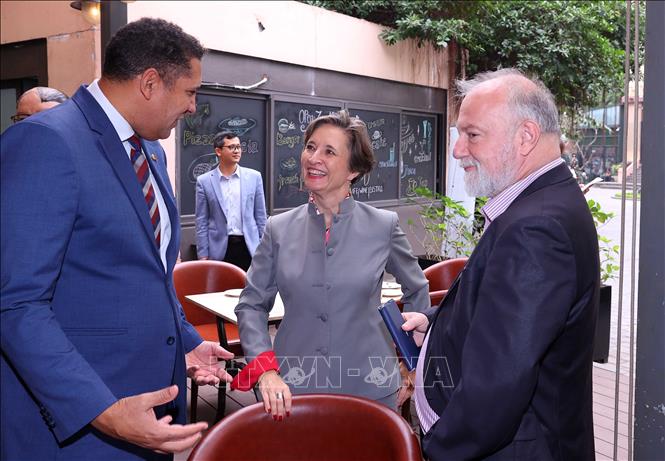 Đại sứ, Đại biện Liên minh châu Âu  và các nước thành viên tại buổi tiếp. Ảnh: Văn Điệp – TTXVN